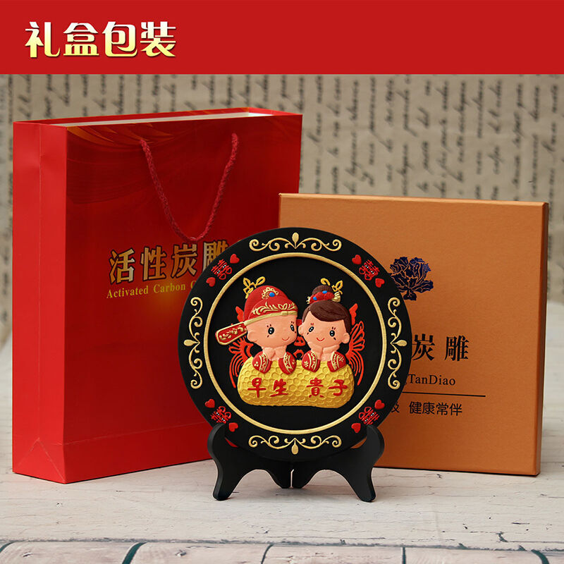 门扉喜结良缘 一尊活性炭雕，两心永恒见证